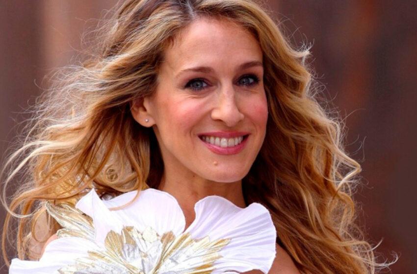  La actriz Sarah Jessica Parker sale con sus hijas gemelas.