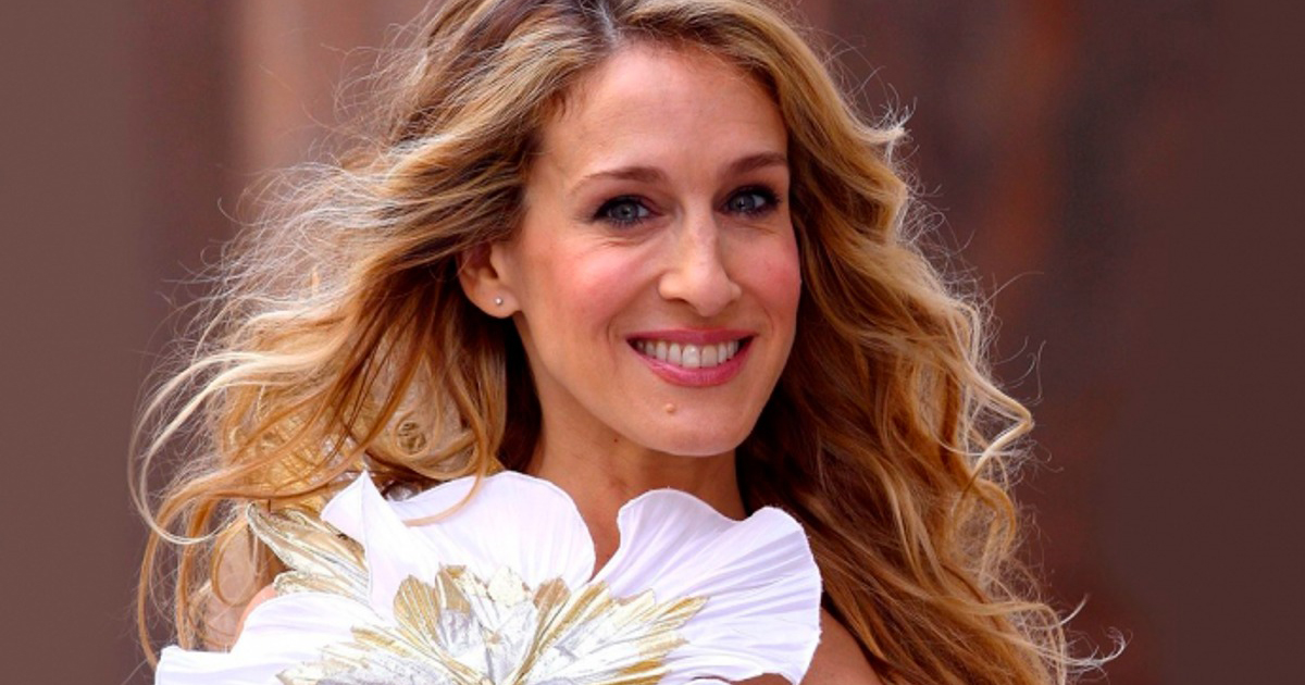 La actriz Sarah Jessica Parker sale con sus hijas gemelas.