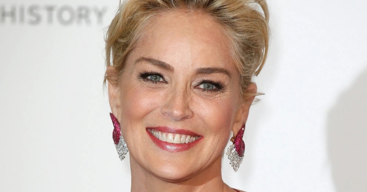 ¡Sharon Stone está prosperando a los 66 años: la estrella muestra con orgullo su cuerpo en una sesión de fotos desnuda para la revista!