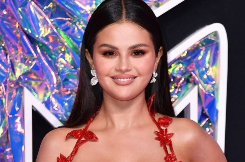  “¡Robó todas las miradas con su look!”: Selena Gomez brilló en un vestido transparente y brillante mientras bailaba en un concierto