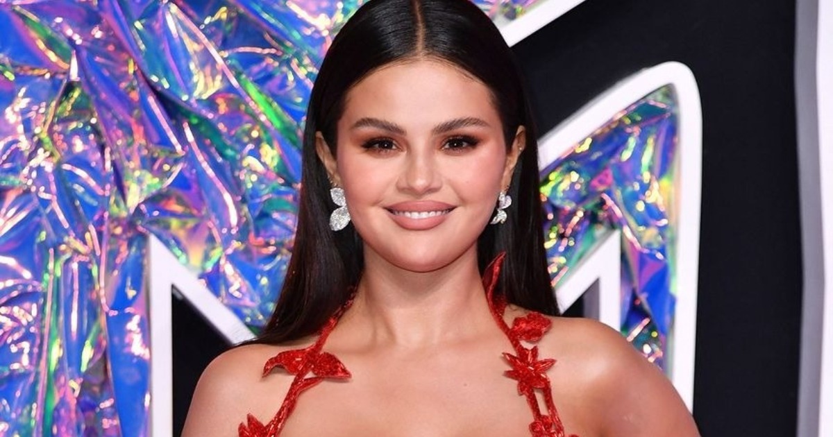 “¡Robó todas las miradas con su look!”: Selena Gomez brilló en un vestido transparente y brillante mientras bailaba en un concierto