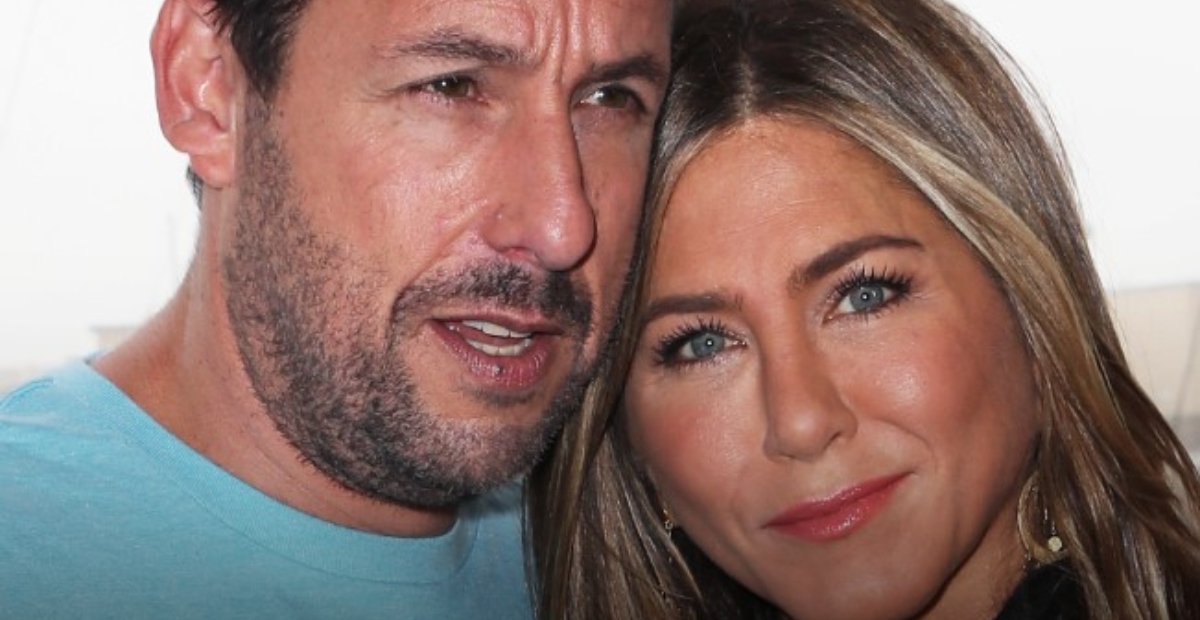 “La esposa de Adam Sandler, tras 21 años de matrimonio, se roba el espectáculo con su asombroso parecido a Jennifer Aniston”: ¿Cómo luce ella?