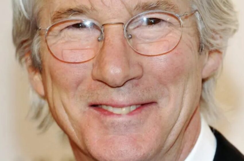  Richard Gere Captura la Atención con su Hijo Parecido y su Esposa en un Atrevido Vestido Transparente