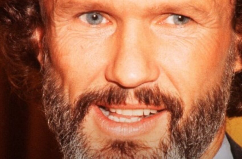  La Esposa de Kris Kristofferson Ha Estado a Su Lado en la Tristeza y la Alegría Durante 41 Años: ¡Recientes Fotos de la Dama Rubia de Ojos Azules!