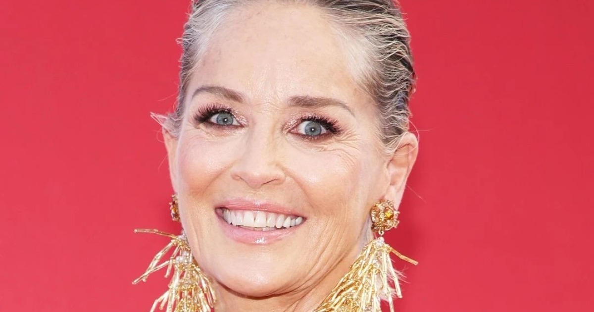 Sharon Stone de 66 años comparte un video en la piscina, críticos dicen “¡Es hora de cubrirse!”: ¿Cómo se ve?