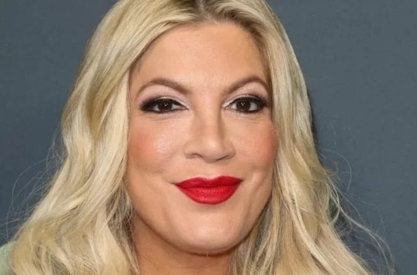  “Tori Spelling, de 51 años, presume de su abdomen plano en un crop top negro”: ¿Cómo luce?