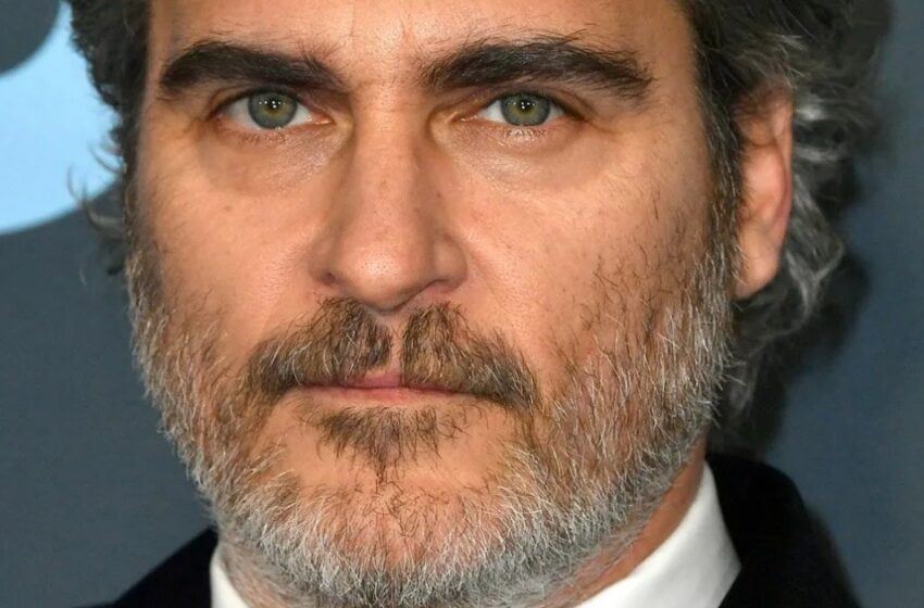  “Los fans critican a la prometida de Joaquín Phoenix, de 39 años, por su atrevido look en la alfombra roja”: ¿Cómo se ve ella?