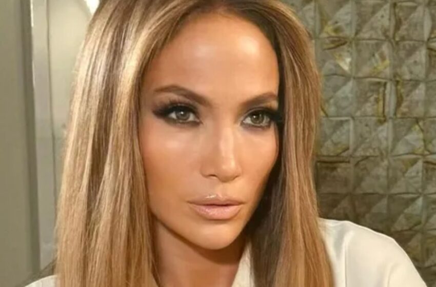  “Los fans se burlan de Jennifer Lopez por mostrar las piernas a los 55 años con una mini falda rosa y tacones altos”: ¿Cómo se ve?