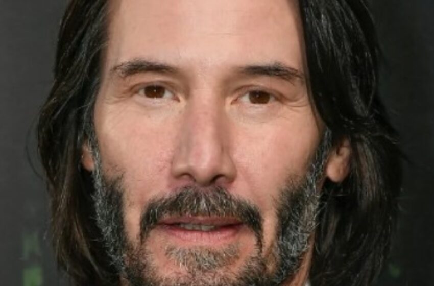  Los fanáticos notan que Keanu Reeves, de 60 años, “no parece feliz” al tomar de la mano a su pareja de mucho tiempo, de 51, durante una cita nocturna.