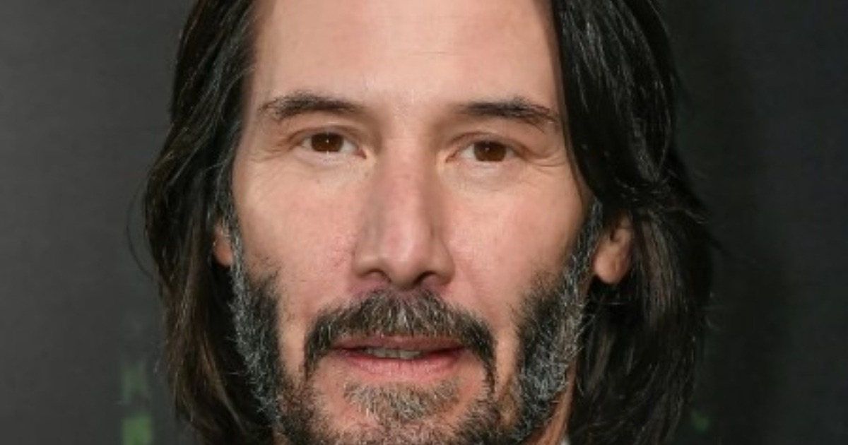 Los fanáticos notan que Keanu Reeves, de 60 años, “no parece feliz” al tomar de la mano a su pareja de mucho tiempo, de 51, durante una cita nocturna.