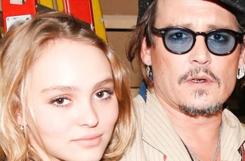  La hija de Johnny Depp, de 25 años, presume de sus piernas con un bodysuit a rayas: ¿Cómo luce ahora?