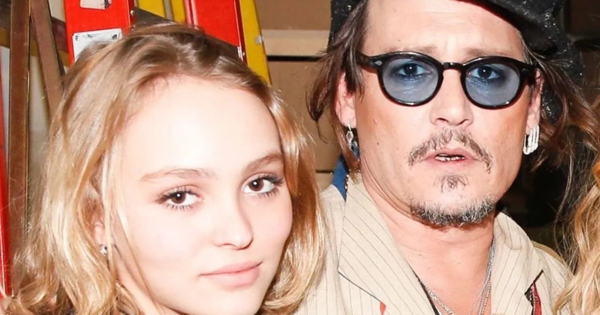 La hija de Johnny Depp, de 25 años, presume de sus piernas con un bodysuit a rayas: ¿Cómo luce ahora?