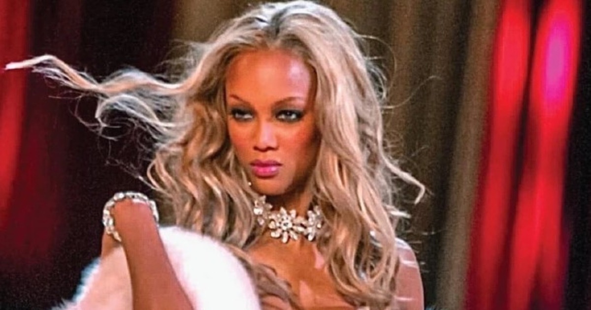 El regreso de Tyra Banks a la pasarela de Victoria’s Secret deja a los fans confundidos.