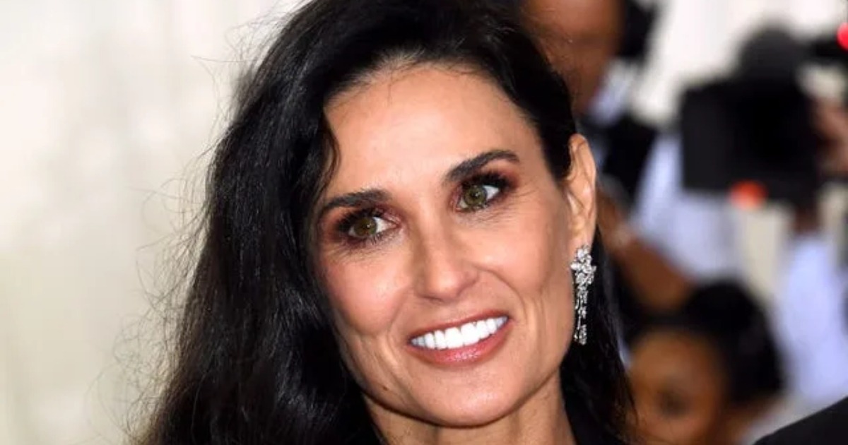 “Demi Moore, de 61 años, deslumbra con un vestido 3D, pero su cabello largo genera reacciones encontradas”: ¿Cómo se ve?