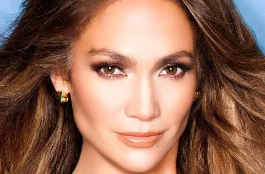  Los fans critican a Jennifer Lopez, de 55 años, por usar shorts “demasiado cortos” y botas con tacones de aguja.