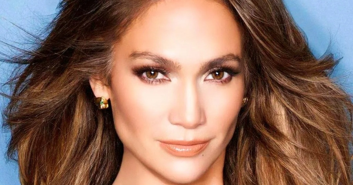 Los fans critican a Jennifer Lopez, de 55 años, por usar shorts “demasiado cortos” y botas con tacones de aguja.