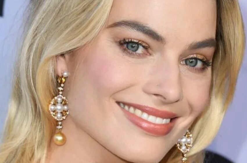  Margot Robbie fue vista por primera vez después de dar a luz, disfrutando de una caminata con su hijo y su esposo.