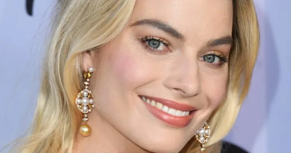 Margot Robbie fue vista por primera vez después de dar a luz, disfrutando de una caminata con su hijo y su esposo.