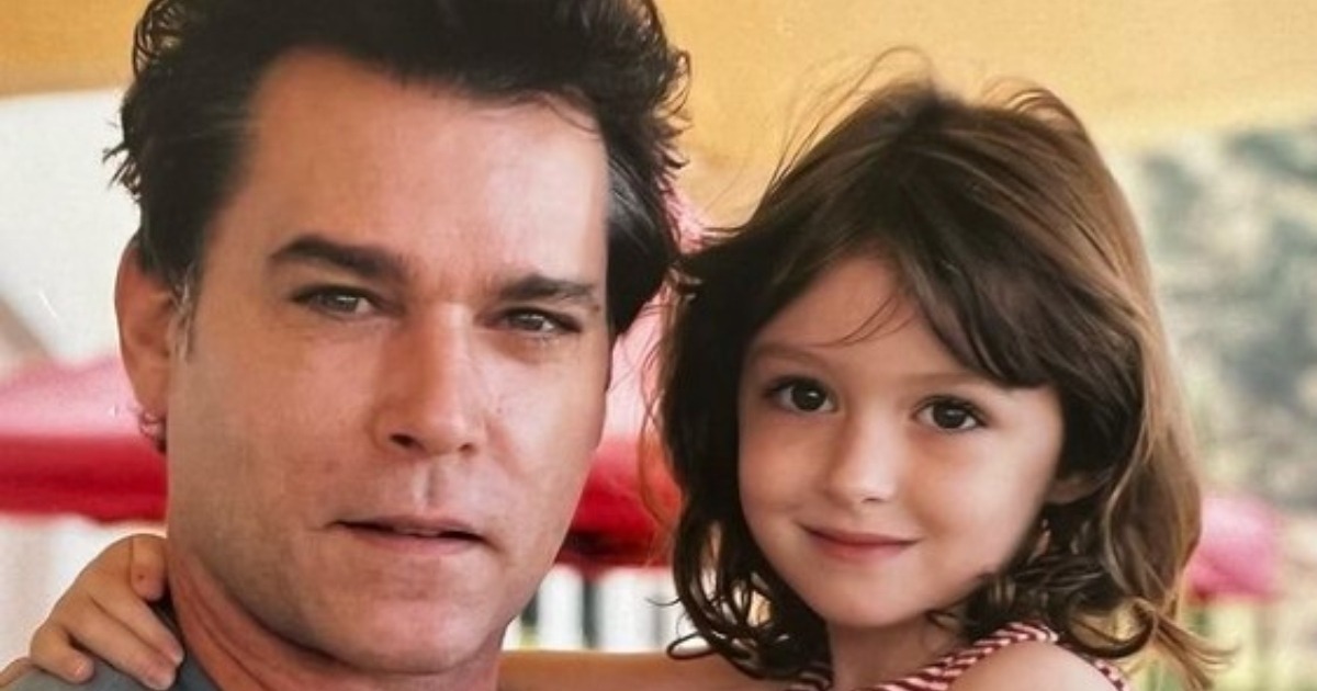 La hija de 25 años de Ray Liotta, estrella de “Goodfellas”, se comprometió con su novio, un famoso actor: ¡Fotos raras de la celebración!