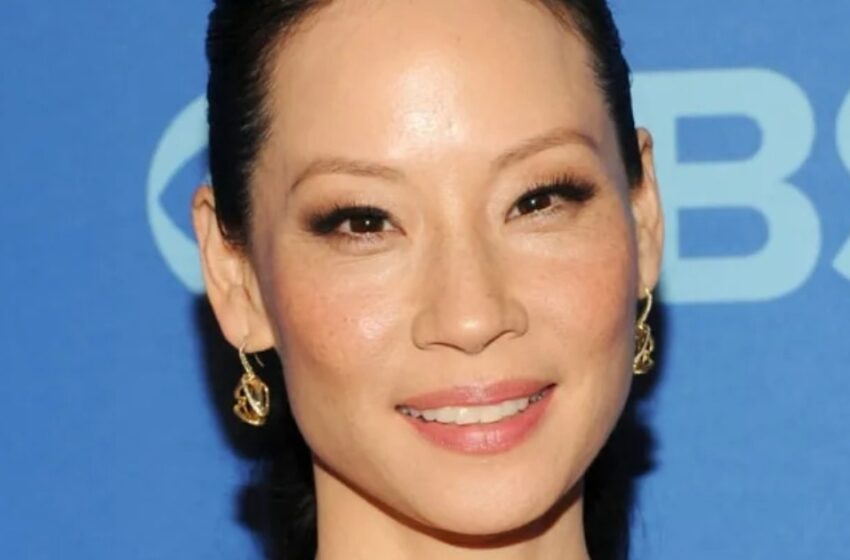  “Realmente luce la mitad de su edad”: ¡Lucy Liu, a los 55 años, sorprende a todos con su vibrante look en un elegante vestido sin tirantes!