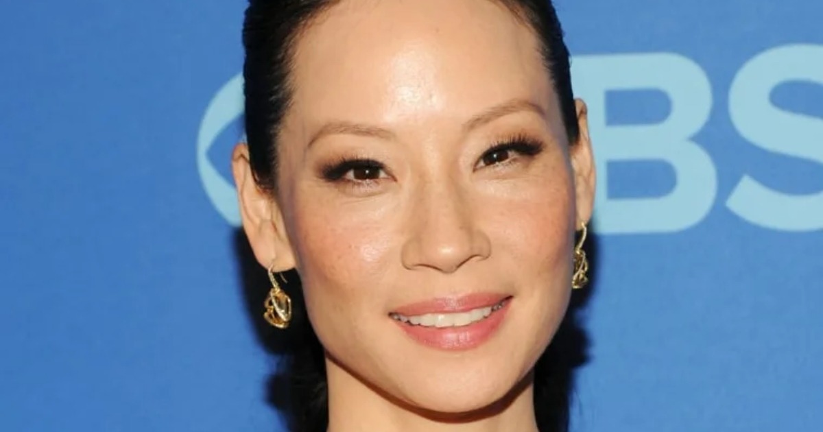 “Realmente luce la mitad de su edad”: ¡Lucy Liu, a los 55 años, sorprende a todos con su vibrante look en un elegante vestido sin tirantes!