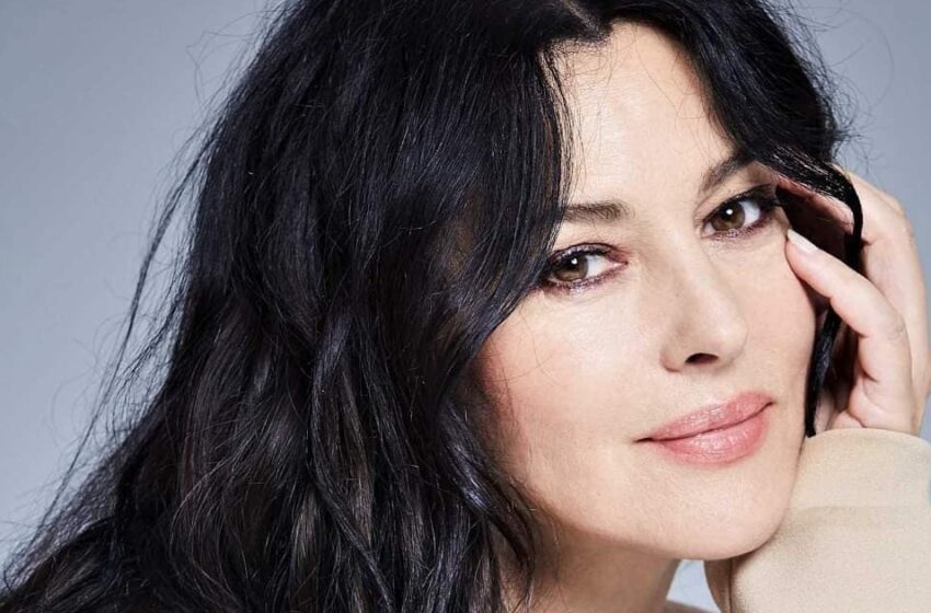  ¡El audaz nuevo look de Monica Bellucci con un body transparente deja a sus fans sorprendidos: mira su impresionante transformación!