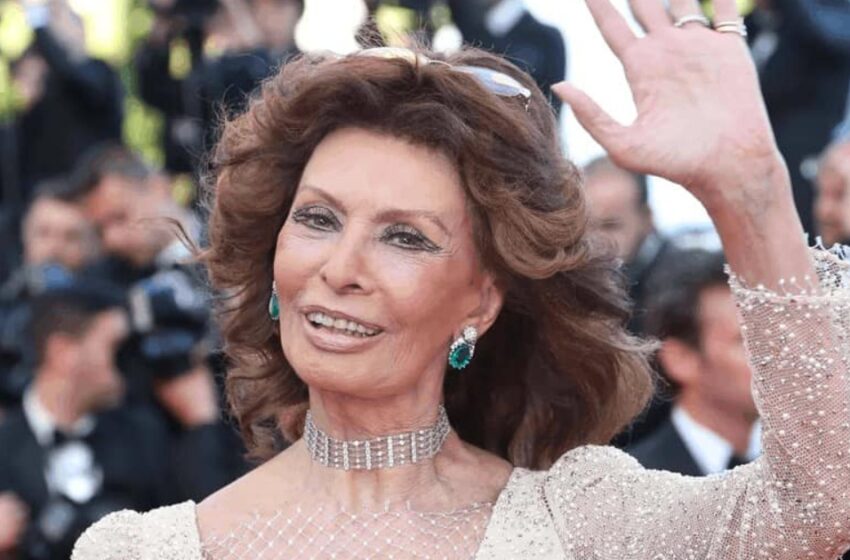  “¿De ícono del glamour a una anciana encorvada?”: ¡La foto reciente de Sophia Loren sorprende a sus fans!