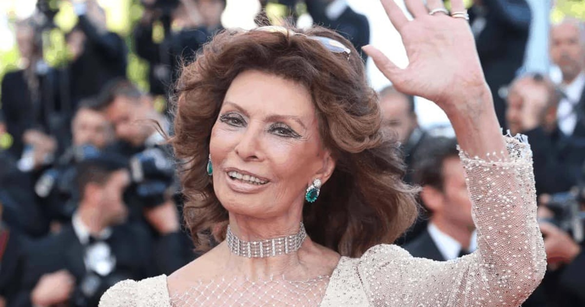 “¿De ícono del glamour a una anciana encorvada?”: ¡La foto reciente de Sophia Loren sorprende a sus fans!