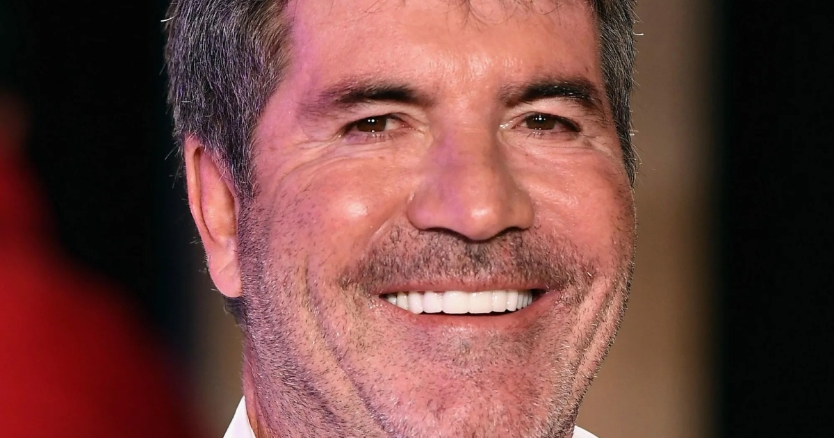 “Simon Cowell, de 62 Años, Se Elimina las Transformaciones Faciales”: ¿Cómo Se Ve Ahora?