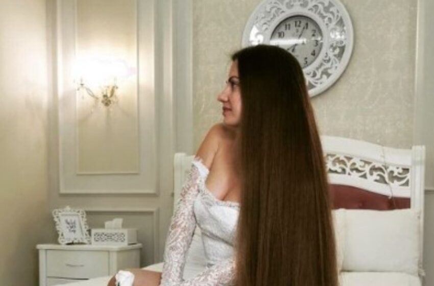  ¡”La Rapunzel Moderna!” Su cabello no ha sido cortado en más de 20 años y ahora ¡es más largo que su altura!