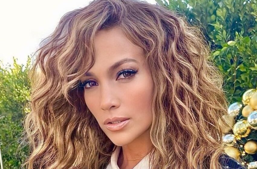  Jennifer Lopez, de 55 años, enfrenta críticas por su audaz atuendo de cena transparente: ¿Cómo luce?