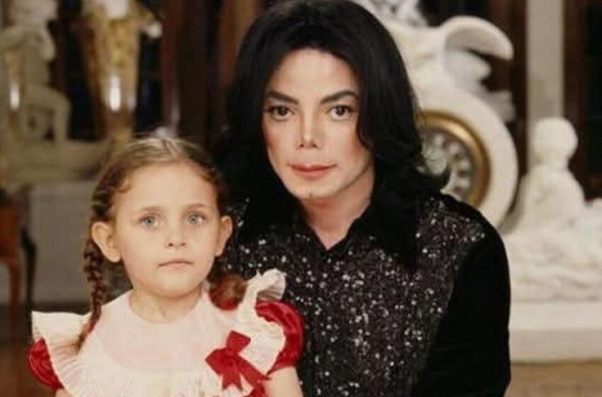  “La hija de Michael Jackson, Paris Jackson, comparte una foto con su prometido”: ¡Los planes de boda desatan tensiones familiares!