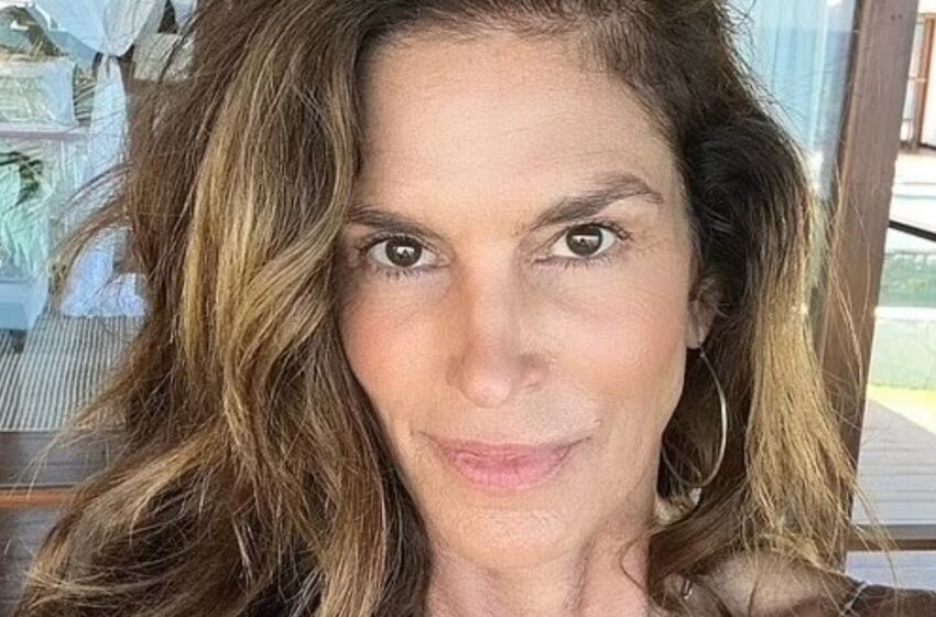  “¡Belleza Sin Edad!”: Cindy Crawford deslumbra en traje de baño rojo a los 58 años, ¡generando conversaciones!