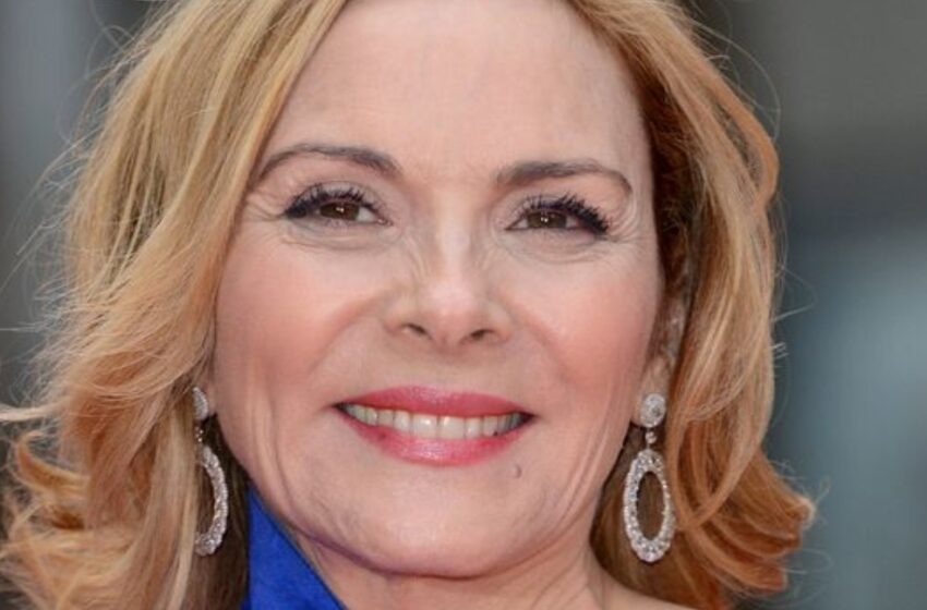  Kim Cattrall, de 68 años, sorprende con un mini vestido de cuero y demuestra que aún sabe cómo sorprender.