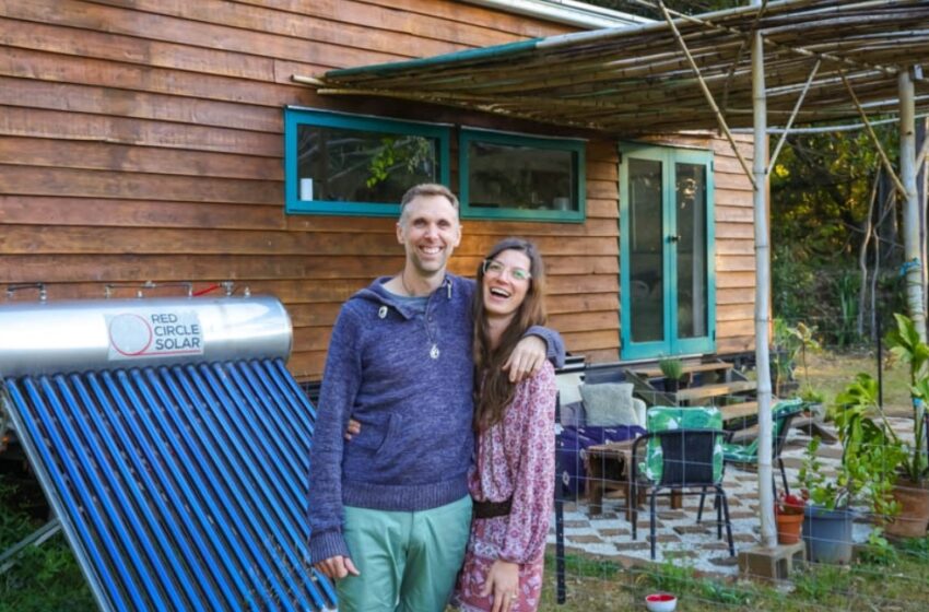  “Viviendo fuera de la red durante 7 años”: ¡El viaje de esta pareja en su casa diminuta te inspirará!