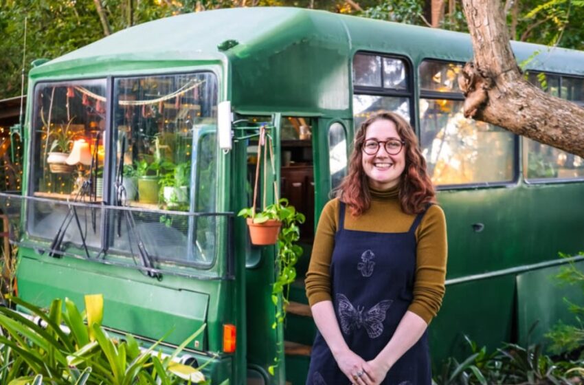  “De autobús viejo a mágica casa diminuta”: ¡Increíble transformación de una joven artista!