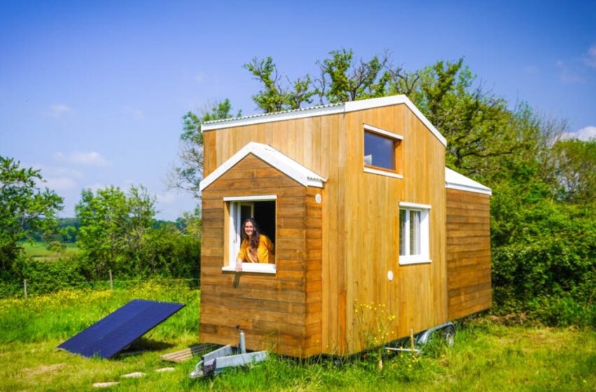  “¡Sueños Convertidos en Realidad!”: ¡Descubre esta impresionante casa diminuta auto-construida en el campo francés!