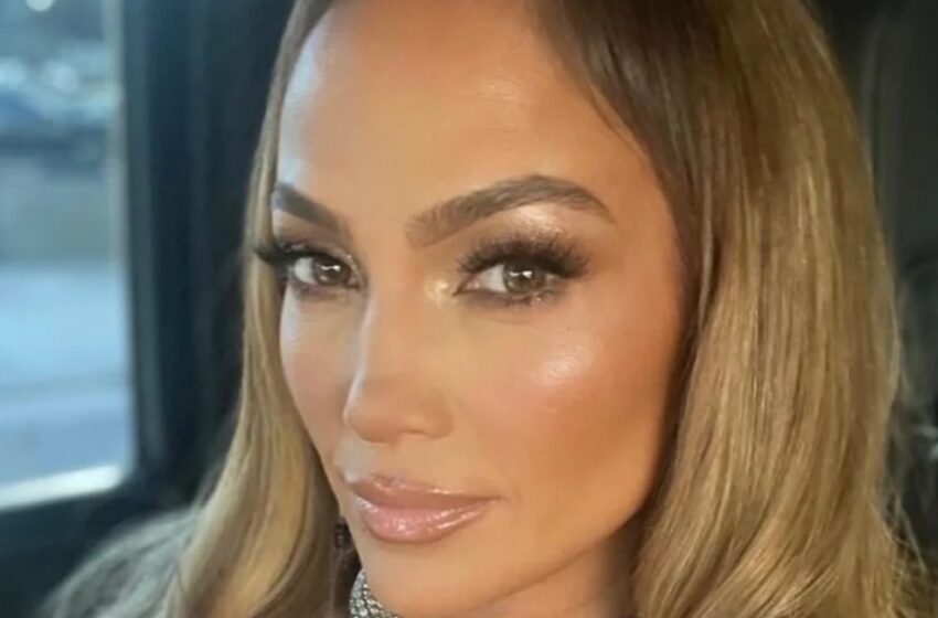  “Se envolvió en cortinas y cortinajes”: ¡Jennifer Lopez deslumbra con su atuendo en el día de prensa de “Unstoppable”!