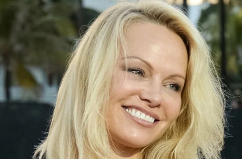  Pamela Anderson luce su nuevo look, ¡pero los fans notan una cosa! ¿Qué es eso?