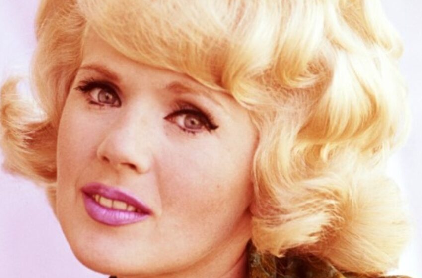  ¡Connie Stevens a los 86 años: los fans quedan asombrados por su belleza eterna y su fuerza inspiradora!