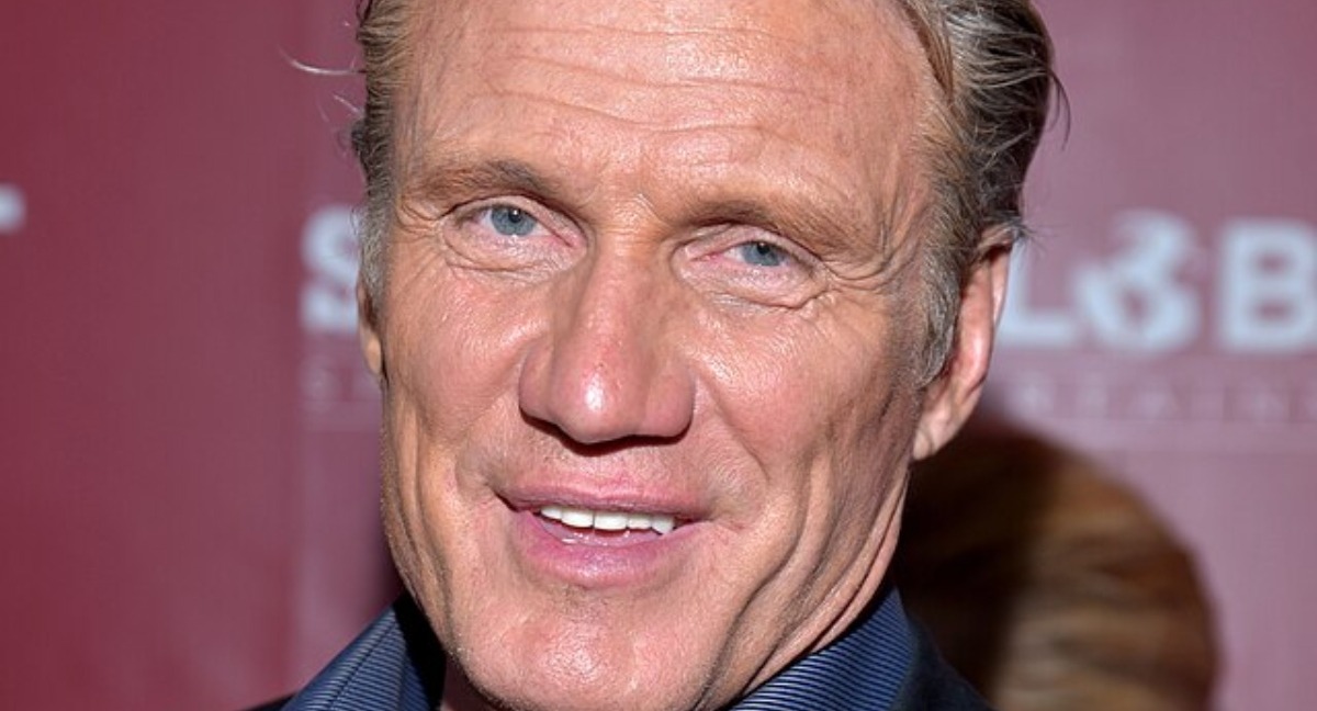 “Es lo suficientemente joven como para ser tu nieta”: ¡Dolph Lundgren, de 67 años, y su joven esposa generan reacciones con fotos en la playa!