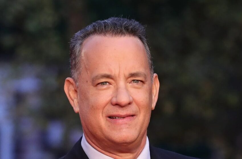  “¡Fans Preocupados por Tom Hanks Después de Notar Temblor en Su Mano!”: ¿Qué Podría Significar Esto para la Estrella?