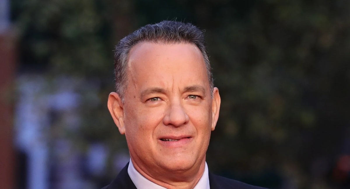 “¡Fans Preocupados por Tom Hanks Después de Notar Temblor en Su Mano!”: ¿Qué Podría Significar Esto para la Estrella?