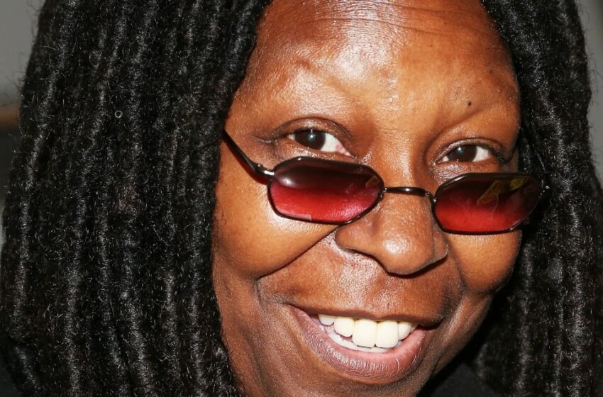  “De Una Infancia Difícil al Éxito”: ¡La Única Hija de Whoopi Goldberg, Ahora Madre de 3 y Abuela, Se Parece Mucho a Su Mamá!