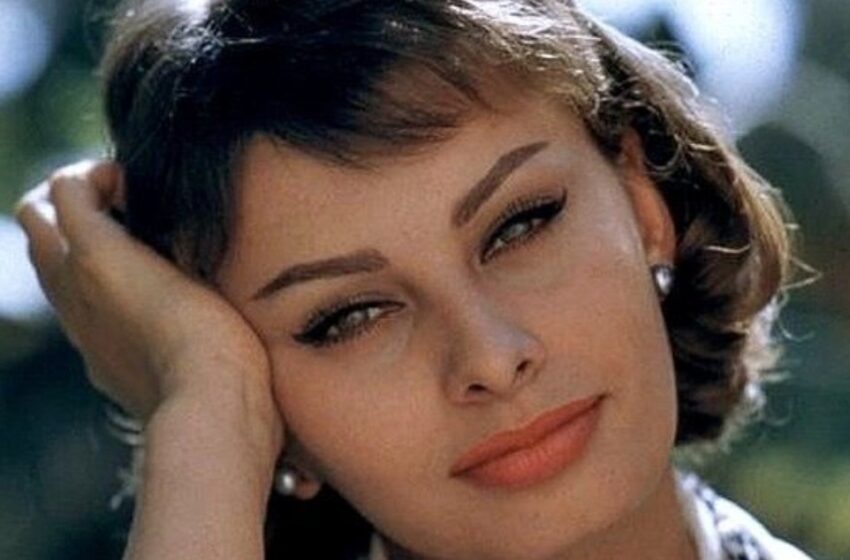  ¡La nieta de Sophia Loren, Lucia, de 18 años, genera controversia con un vestido comparado con “las antiguas cortinas de la abuela”!