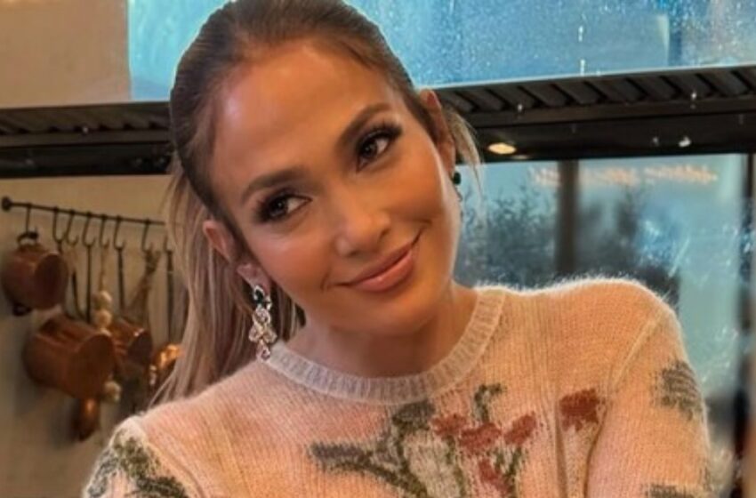  “Si la definición de ‘thirst trap’ fuera una persona”: ¡Jennifer Lopez roba miradas con un atrevido top transparente!