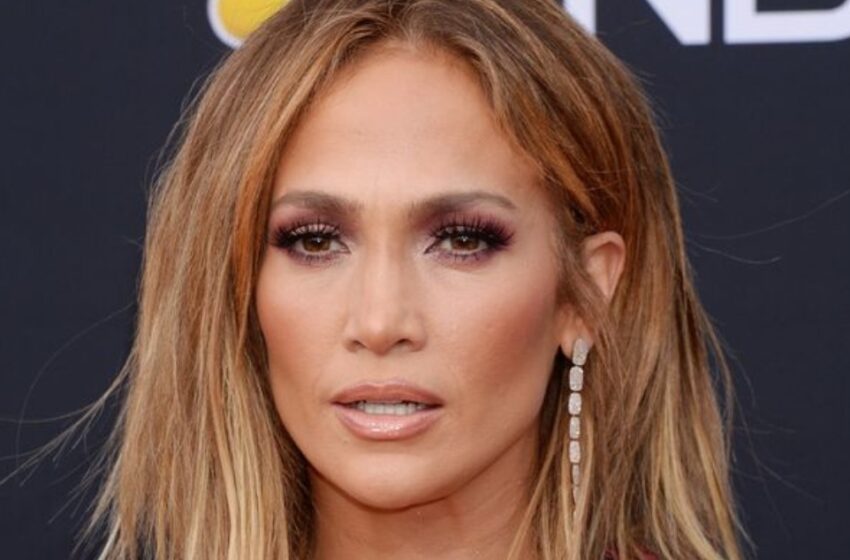  “J-Lo, de 55 años, bajo ataque por ‘mostrar’ escote mientras compraba con su hijo”: ¿Cómo lucía?