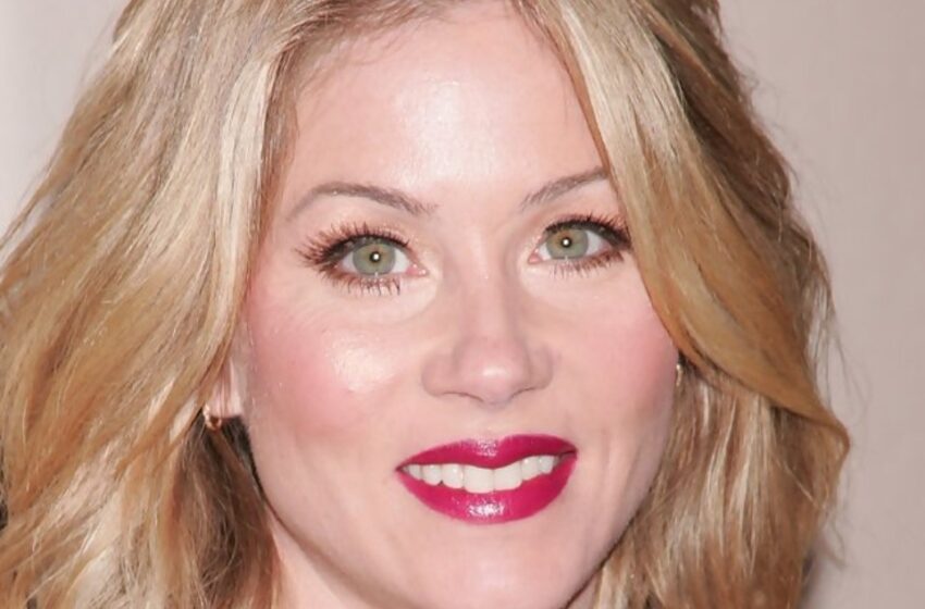  “Incremento de peso y desafíos de movilidad”: ¡Christina Applegate, estrella de *Friends*, abre su corazón sobre su vida con esclerosis múltiple!