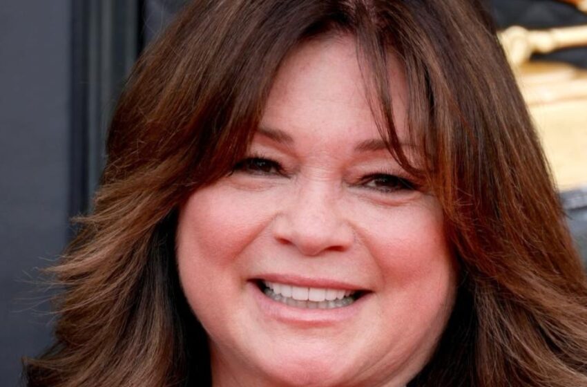  “¡Póntelo!”: Valerie Bertinelli Enfrenta Críticas Por Foto Reveladora A Los 64 Años.