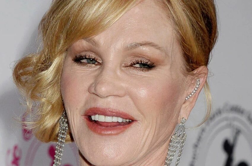  “Adiós a los rellenos: Optando por la belleza natural”: ¿Cómo luce Melanie Griffith a sus 67 años?